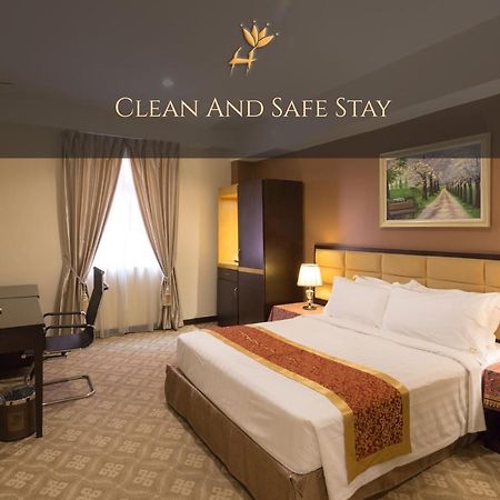 ฮอลล์มาร์ค คราวน์ โฮเต็ล Hotel Malacca ภายนอก รูปภาพ